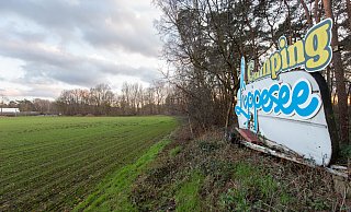Die Fläche für den Solarpark liegt zwischen der Autobahn 33 und dem Freizeit- und Wohnpark am Lippesee. - Niklas Tüns Die Fläche für den Solarpark liegt zwischen der Autobahn 33 und dem Freizeit- und Wohnpark am Lippesee. - Niklas Tüns
