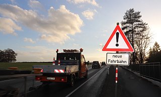 Auf der L860 zwischen Löhne und Herford muss ein Teil der neuen Asphaltschicht wegen Schäden auf der Fahrbahn wieder erneuert werden. - Dirk Windmöller Auf der L860 zwischen Löhne und Herford muss ein Teil der neuen Asphaltschicht wegen Schäden auf der Fahrbahn wieder erneuert werden. - Dirk Windmöller