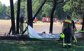 Löscharbeiten der Feuerwehr Delbrück an der Einsatzstelle am Sandbrink. - Feuerwehr Ostenland Löscharbeiten der Feuerwehr Delbrück an der Einsatzstelle am Sandbrink. - Feuerwehr Ostenland
