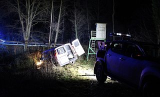Unweit des Forstweg in Espelkamp-Schmalge endete die Verfolgungsfahrt, als das Fluchtfahrzeug von einem Waldweg abkam und sich fest fuhr. - Polizei Minden-Lübbecke Unweit des Forstweg in Espelkamp-Schmalge endete die Verfolgungsfahrt, als das Fluchtfahrzeug von einem Waldweg abkam und sich fest fuhr. - Polizei Minden-Lübbecke