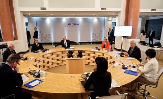 Die Außenministerinnen und Außenminister der G7 sowie der EU-Außenbeauftragte bei einer Gesprächsrunde auf Capri, vorne rechts Annalena Baerbock. - Gregorio Borgia/Pool AP/dpa Die Außenministerinnen und Außenminister der G7 sowie der EU-Außenbeauftragte bei einer Gesprächsrunde auf Capri, vorne rechts Annalena Baerbock. - Gregorio Borgia/Pool AP/dpa