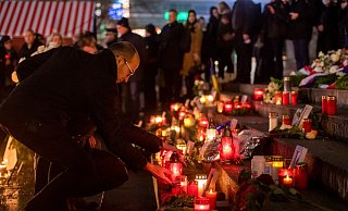 Menschen zünden bei der Gedenkveranstaltung zum Terroranschlag auf dem Berliner Breitscheidplatz an der Gedächtniskirche Kerzen an. - Christophe Gateau/dpa Menschen zünden bei der Gedenkveranstaltung zum Terroranschlag auf dem Berliner Breitscheidplatz an der Gedächtniskirche Kerzen an. - Christophe Gateau/dpa