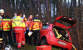 Um keinen Auffahrunfall zu riskieren, lenkte ein Mann seinen Kleinwagen nach rechts und landete auf dem Grünstreifen. - Andreas Eickhoff Um keinen Auffahrunfall zu riskieren, lenkte ein Mann seinen Kleinwagen nach rechts und landete auf dem Grünstreifen. - Andreas Eickhoff