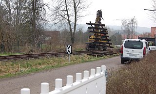Mit schwerem Gerät werden in Bad Holzhausen die Schienen ausgetauscht. - Sandra Spieker Mit schwerem Gerät werden in Bad Holzhausen die Schienen ausgetauscht. - Sandra Spieker