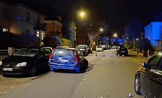 Mehrere Autos wurden in der Straße Im Großen Vorwerk beschädigt. - Claus Frickemeier Mehrere Autos wurden in der Straße Im Großen Vorwerk beschädigt. - Claus Frickemeier