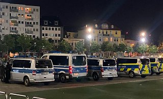 Starke Präsenz: Die Polizei zeigte sich mit gleich mehreren Einsatzwagen in der Nacht zu Samstag auf dem Kesselbrink. - Mike-Dennis Müller Starke Präsenz: Die Polizei zeigte sich mit gleich mehreren Einsatzwagen in der Nacht zu Samstag auf dem Kesselbrink. - Mike-Dennis Müller