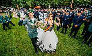 Die beiden Majestäten Dennis Happe und Stefanie Nötges ziehen bei der Parade auf dem Schützenplatz freudestrahlend an den Feuerwehr-Kollegen des Königs vorbei. - Besim Mazhiqi Die beiden Majestäten Dennis Happe und Stefanie Nötges ziehen bei der Parade auf dem Schützenplatz freudestrahlend an den Feuerwehr-Kollegen des Königs vorbei. - Besim Mazhiqi
