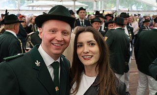 Nach dem spontanen Entschluss zum Königstreffer freuen sich Henrik und Alica Rolf auf die Schützenfesttage in Westenholz. - Regina Brucksch Nach dem spontanen Entschluss zum Königstreffer freuen sich Henrik und Alica Rolf auf die Schützenfesttage in Westenholz. - Regina Brucksch