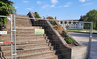 Das knapp 30 Jahre alte Bauwerk im Schlosspark ist äußerst marode. Die Treppe und die Plattform sind mit Bauzäunen abgesichert. - Marc Schröder Das knapp 30 Jahre alte Bauwerk im Schlosspark ist äußerst marode. Die Treppe und die Plattform sind mit Bauzäunen abgesichert. - Marc Schröder