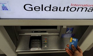 Der Bielefelder wollte einfach nur Geld abheben. Dann rastete er völlig aus. - Symbolfoto: picture alliance / dpa Der Bielefelder wollte einfach nur Geld abheben. Dann rastete er völlig aus. - Symbolfoto: picture alliance / dpa