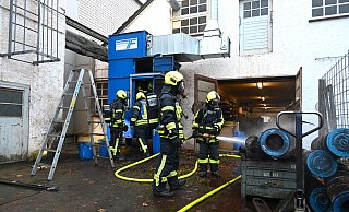Etwa 30 Feuerwehrleute löschten den Brand im Espelner Ortskern. - Raphael Athens Etwa 30 Feuerwehrleute löschten den Brand im Espelner Ortskern. - Raphael Athens