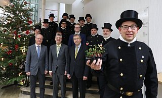 Die Schornsteinfegermeister aus dem Kreis mit ihrem Vorsitzenden Dietmar Weber (r.) überbringen gemeinsam mit Beverungens Bürgermeister Hubertus Grimm (vorn, v. l.), dem Bundestagsabgeordneten Christian Haase, Landrat Friedhelm Spieker und Alexander Stromberg (Kreis; dahinter) die Neujahrsgrüße an die Region. - Simone Flörke Die Schornsteinfegermeister aus dem Kreis mit ihrem Vorsitzenden Dietmar Weber (r.) überbringen gemeinsam mit Beverungens Bürgermeister Hubertus Grimm (vorn, v. l.), dem Bundestagsabgeordneten Christian Haase, Landrat Friedhelm Spieker und Alexander Stromberg (Kreis; dahinter) die Neujahrsgrüße an die Region. - Simone Flörke