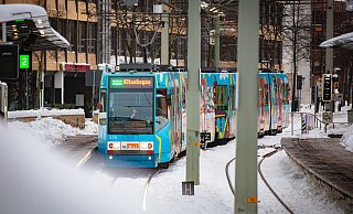 Ein fast schon ungewohntes Bild: Eine der ersten Straßenbahnen, die es nach dem Wintereinbruch aus dem Depot in Sieker geschafft hat, erreicht die Haltestelle Rathaus. Foto: Mike-Dennis Müller - Mike-Dennis Müller / www.mdm.photo Ein fast schon ungewohntes Bild: Eine der ersten Straßenbahnen, die es nach dem Wintereinbruch aus dem Depot in Sieker geschafft hat, erreicht die Haltestelle Rathaus. Foto: Mike-Dennis Müller - Mike-Dennis Müller / www.mdm.photo