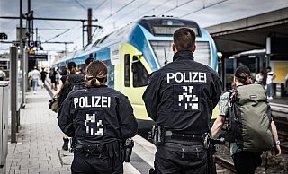 Die Bundespolizei war am Bahnhof in Minden im Einsatz. Eine aggressive Frau hat zwei andere Fahrgäste bespuckt. | Symbolbild - Mike-Dennis Müller Die Bundespolizei war am Bahnhof in Minden im Einsatz. Eine aggressive Frau hat zwei andere Fahrgäste bespuckt. | Symbolbild - Mike-Dennis Müller