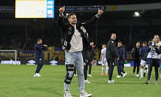 Der verletzte Marcel Hoffmeier war auch beim jüngsten 2:1-Sieg in Braunschweig im Stadion und feierte nach Spielschluss mit den mitgereisten SCP-Fans. - Picture Alliance Der verletzte Marcel Hoffmeier war auch beim jüngsten 2:1-Sieg in Braunschweig im Stadion und feierte nach Spielschluss mit den mitgereisten SCP-Fans. - Picture Alliance