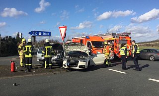 An der Autobahnauffahrt an der Bielefelder Straße kollidierten zwei Autos. - Feuerwehr Paderborn An der Autobahnauffahrt an der Bielefelder Straße kollidierten zwei Autos. - Feuerwehr Paderborn