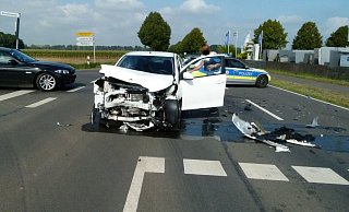 Beide Insassen des Peugeot verletzten sich bei dem Unfall leicht. - Polizei Minden-Lübbecke Beide Insassen des Peugeot verletzten sich bei dem Unfall leicht. - Polizei Minden-Lübbecke