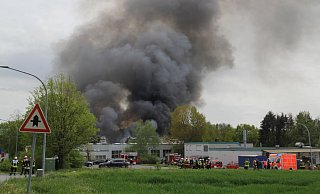 Zu dem Großbrand in einer Maschinenbaufirma in Hüllhorst-Schnathorstwurden mehr als 100 Einsatzkräfte aus dem gesamten Kreisgebiet gerufen. - Klaus Frensing Zu dem Großbrand in einer Maschinenbaufirma in Hüllhorst-Schnathorstwurden mehr als 100 Einsatzkräfte aus dem gesamten Kreisgebiet gerufen. - Klaus Frensing
