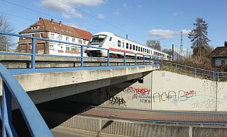 Die Nordbahn in Gohfeld ist eine der wichtigen europäischen Eisenbahn-Magistralen zwischen West und Ost. Der Lärmschutz im Norden der Trasse endet bisher auf Höhe der ehemaligen Schuhfabrik an der Ringstraße in Melbergen. - Ulf Hanke Die Nordbahn in Gohfeld ist eine der wichtigen europäischen Eisenbahn-Magistralen zwischen West und Ost. Der Lärmschutz im Norden der Trasse endet bisher auf Höhe der ehemaligen Schuhfabrik an der Ringstraße in Melbergen. - Ulf Hanke