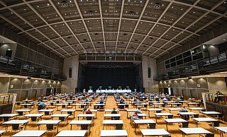 Um den Corona-Abstand einhalten zu können, tagen die Ratsmitglieder derzeit in der Bielefelder Stadthalle. - Oliver Krato Um den Corona-Abstand einhalten zu können, tagen die Ratsmitglieder derzeit in der Bielefelder Stadthalle. - Oliver Krato