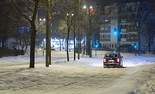 Der Fahrer des Hyundai befürchtete steckenzubleiben und missachtete deshalb die rote Ampel. - Symbolfoto: Ralf Bittner Der Fahrer des Hyundai befürchtete steckenzubleiben und missachtete deshalb die rote Ampel. - Symbolfoto: Ralf Bittner