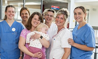 Ein Jahr nach der Geburt: Das Team des Mutter-Kind-Zentrums freut sich über den Besuch der kleinen Julie und ihrer Mama Janina Kristin Plohr-Hellweg. - Klinikum Herford Ein Jahr nach der Geburt: Das Team des Mutter-Kind-Zentrums freut sich über den Besuch der kleinen Julie und ihrer Mama Janina Kristin Plohr-Hellweg. - Klinikum Herford