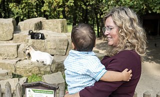 Patin Britta Dreyer mit ihrem Patensohn (17 Monate) in Olderdissen. Das zusätzliche Bindungsangebot tue den Kindern unglaublich gut, stärke ihre mentale Widerstandskraft, sagen Fachleute. - © Jörg Dieckmann - www. dieckmann-fotodesign.de Patin Britta Dreyer mit ihrem Patensohn (17 Monate) in Olderdissen. Das zusätzliche Bindungsangebot tue den Kindern unglaublich gut, stärke ihre mentale Widerstandskraft, sagen Fachleute. - © Jörg Dieckmann - www. dieckmann-fotodesign.de
