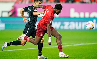 In der ersten Hälfte hatte Visar Musliu (l.) in den Duellen gegen FCK-Stürmer Ragnar Ache so manches Mal das Nachsehen. Doch am Ende konnte sich der Paderborner als Matchwinner feiern lassen. - dpa In der ersten Hälfte hatte Visar Musliu (l.) in den Duellen gegen FCK-Stürmer Ragnar Ache so manches Mal das Nachsehen. Doch am Ende konnte sich der Paderborner als Matchwinner feiern lassen. - dpa