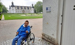 Einen Euroschlüssel hat Rollstuhlfahrer Andreas Leiwen, doch im Neuhäuser Schlosspark hilft ihm dieser aufgrund eines anderen Türschlosses nicht weiter. - Marc Schröder Einen Euroschlüssel hat Rollstuhlfahrer Andreas Leiwen, doch im Neuhäuser Schlosspark hilft ihm dieser aufgrund eines anderen Türschlosses nicht weiter. - Marc Schröder