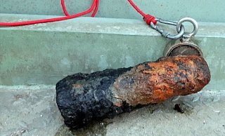 Das ist der explosive Fang des Magnet-Anglers. - Wasserschutzpolizei Das ist der explosive Fang des Magnet-Anglers. - Wasserschutzpolizei