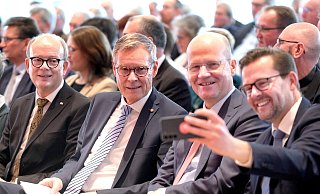 Ein Erinnerungsfoto vom Kreis-Geburtstag: Raphael Tigges (von rechts) macht ein Selfie mit Ralph Brinkhaus, Sven-Georg Adenauer und André Kuper. - Andreas Frücht Ein Erinnerungsfoto vom Kreis-Geburtstag: Raphael Tigges (von rechts) macht ein Selfie mit Ralph Brinkhaus, Sven-Georg Adenauer und André Kuper. - Andreas Frücht