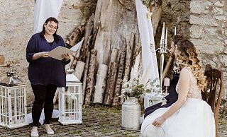 Anna Weskamp auf Wehrden verleiht bei Hochzeiten ihre Stimme - ob als Sängerin oder als Rednerin bei freien Trauungen. - Lars Emmerich Anna Weskamp auf Wehrden verleiht bei Hochzeiten ihre Stimme - ob als Sängerin oder als Rednerin bei freien Trauungen. - Lars Emmerich