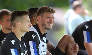 Fabian Klos (m.), hier neben Kumpel Cédric Brunner, darf sich über seine Vertragsverlängerung freuen. Künftig könnte er jedoch öfter die Rolle als Edeljoker übernehmen. - picture alliance/dpa Fabian Klos (m.), hier neben Kumpel Cédric Brunner, darf sich über seine Vertragsverlängerung freuen. Künftig könnte er jedoch öfter die Rolle als Edeljoker übernehmen. - picture alliance/dpa
