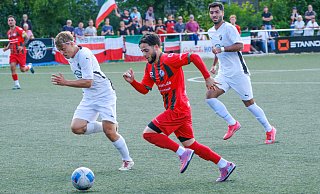Fichtes Suad Ak (am Ball) hatte einige gute Torchancen. Ein Treffer blieb ihm gegen SW Sende verwehrt. - Andreas Zobe Fichtes Suad Ak (am Ball) hatte einige gute Torchancen. Ein Treffer blieb ihm gegen SW Sende verwehrt. - Andreas Zobe