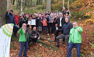 Bei der Re-Zertifizierung der Grundschule als Naturpark-Schule waren dabei: Schulleiter Udo Merschmann (v. l.), Carolin Bockhoff (Mitarbeiterin Naturpark), Roland Schockemöhle (Leiter Regionalforstamt Hochstift), Stefan Wrede (Sparkasse Paderborn-Detmold-Höxter), Förster Frank Florian Bitter, Bürgermeister Matthias Möllers und Axel Lehmann (Verbandsvorsteher Naturpark) sowie die Kinder der Grundschule Buke. - Gemeinde Altenbeken Bei der Re-Zertifizierung der Grundschule als Naturpark-Schule waren dabei: Schulleiter Udo Merschmann (v. l.), Carolin Bockhoff (Mitarbeiterin Naturpark), Roland Schockemöhle (Leiter Regionalforstamt Hochstift), Stefan Wrede (Sparkasse Paderborn-Detmold-Höxter), Förster Frank Florian Bitter, Bürgermeister Matthias Möllers und Axel Lehmann (Verbandsvorsteher Naturpark) sowie die Kinder der Grundschule Buke. - Gemeinde Altenbeken