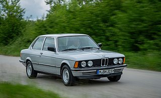 Ein 3er als 2er: Zunächst kam die Kult-Baureihe nur als Zweitürer auf den Markt - mehr Türen gab es erst beim Nachfolger. - Hardy Mutschler/BMW AG/dpa-tmn Ein 3er als 2er: Zunächst kam die Kult-Baureihe nur als Zweitürer auf den Markt - mehr Türen gab es erst beim Nachfolger. - Hardy Mutschler/BMW AG/dpa-tmn