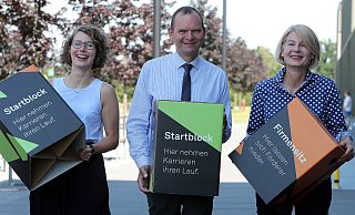Teamarbeit: Linda Hagemann (Studienfonds OWL, v. l.), Jürgen Krahl (TH OWL) und Ingeborg Schramm-Wölk (FH Bielefeld) wollen die Arbeit der Stiftung Studienfonds OWL bekannter machen. - Wolfgang Rudolf Teamarbeit: Linda Hagemann (Studienfonds OWL, v. l.), Jürgen Krahl (TH OWL) und Ingeborg Schramm-Wölk (FH Bielefeld) wollen die Arbeit der Stiftung Studienfonds OWL bekannter machen. - Wolfgang Rudolf