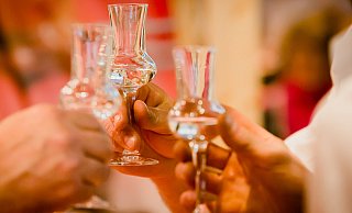 Aufs Anstoßen muss derzeit verzichtet werden- nicht nur bei betrieblichen Weihnachtsfeiern. - Archiv Aufs Anstoßen muss derzeit verzichtet werden- nicht nur bei betrieblichen Weihnachtsfeiern. - Archiv