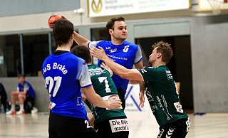 Mit harten Bandagen: Brakes Luis Merschieve (am Ball) schied gegen Spradow später mit einer Platzwunde aus. - Ulrich Finkemeyer Mit harten Bandagen: Brakes Luis Merschieve (am Ball) schied gegen Spradow später mit einer Platzwunde aus. - Ulrich Finkemeyer