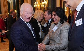 Gurinder Chadha mit König Charles III. im November 2024 bei einem Empfang. - Aaron Chown/PA Pool via AP/dpa Gurinder Chadha mit König Charles III. im November 2024 bei einem Empfang. - Aaron Chown/PA Pool via AP/dpa