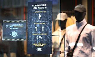 Ein Bekleidungsgeschäft in Augsburg weist auf verschiedene Corona-Regeln hin. - Foto: Karl-Josef Hildenbrand/dpa Ein Bekleidungsgeschäft in Augsburg weist auf verschiedene Corona-Regeln hin. - Foto: Karl-Josef Hildenbrand/dpa