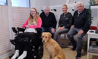 Jana Schrautemeier und ihr Assistenzhund Lio freuen sich über die Spende vom Verein Hövelstein. Hermann Josef Hüser und Reinhard Berenbrinker (Hövelstein) sowie ihre Physiotherapeutin Sabrina Sens haben sie in ihrer Wohnung in Bielefeld besucht. - Hövelstein Jana Schrautemeier und ihr Assistenzhund Lio freuen sich über die Spende vom Verein Hövelstein. Hermann Josef Hüser und Reinhard Berenbrinker (Hövelstein) sowie ihre Physiotherapeutin Sabrina Sens haben sie in ihrer Wohnung in Bielefeld besucht. - Hövelstein