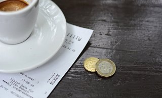 Wer bekommt das Trinkgeld des Gastes? - picture alliance Wer bekommt das Trinkgeld des Gastes? - picture alliance