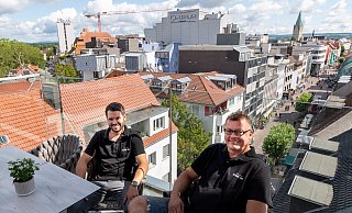 Mit Ausblick über den Dächern Paderborns: Die "Hochbar Kump 365" am Westerntor wird pünktlich zu Libori eröffnen. Hinter Betriebsleiter Johannes Althoff (l.) und Inhaber Michael Bröckling liegen stressige Wochen, aber jetzt ist die Vorfreude groß. - Lena Henning Mit Ausblick über den Dächern Paderborns: Die "Hochbar Kump 365" am Westerntor wird pünktlich zu Libori eröffnen. Hinter Betriebsleiter Johannes Althoff (l.) und Inhaber Michael Bröckling liegen stressige Wochen, aber jetzt ist die Vorfreude groß. - Lena Henning