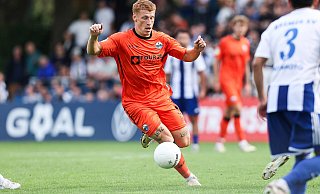 Laurin Curda, hier im DFB-Pokalspiel beim Bremer SV, hat sich die Geburtsjahre seiner Eltern auf die ziemlich muskulösen Oberschenkel tätowieren lassen. - Imago Images Laurin Curda, hier im DFB-Pokalspiel beim Bremer SV, hat sich die Geburtsjahre seiner Eltern auf die ziemlich muskulösen Oberschenkel tätowieren lassen. - Imago Images