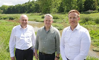 Verbandsvorsteher und Landrat Christoph Rüther (v. l.), WOL-Geschäftsführer Volker Karthaus und Henrik Egeler, Vorstandsmitglied und Technischer Dezernent der Kreisverwaltung, stehen vor den renaturierten Auen zwischen Borchen und Etteln. - Uwe Müller Verbandsvorsteher und Landrat Christoph Rüther (v. l.), WOL-Geschäftsführer Volker Karthaus und Henrik Egeler, Vorstandsmitglied und Technischer Dezernent der Kreisverwaltung, stehen vor den renaturierten Auen zwischen Borchen und Etteln. - Uwe Müller