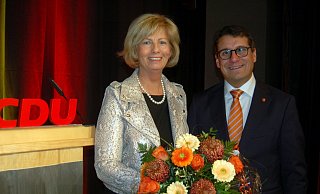Der neue Vorsitzende Oliver Vogt dankt der scheidenden Vorsitzenden Kirstin Korte für ihre Arbeit. - Michael Grundmeier Der neue Vorsitzende Oliver Vogt dankt der scheidenden Vorsitzenden Kirstin Korte für ihre Arbeit. - Michael Grundmeier
