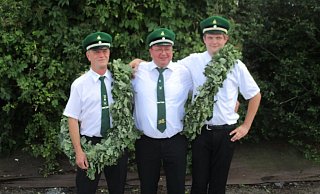 Major Jörg Peper freut sich, dass Schützenkönig Klaus Möller und Kronprinz Alexander Krüger ihre Amtszeit verlängern. - Schützenverein Tonnenheide/Axel Kröger Major Jörg Peper freut sich, dass Schützenkönig Klaus Möller und Kronprinz Alexander Krüger ihre Amtszeit verlängern. - Schützenverein Tonnenheide/Axel Kröger