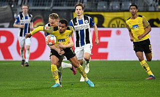 Arminias Amos Pieper und Dortmunds Donyell Malen kämpfen um den Ball. - AFP Arminias Amos Pieper und Dortmunds Donyell Malen kämpfen um den Ball. - AFP