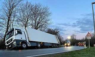 Die Polizei hat die Unfallstelle an der Hans-Böckler-Straße/Krugstraße voll gesperrt und leitet den Vekehr derzeit um. - Patrick Schwemling Die Polizei hat die Unfallstelle an der Hans-Böckler-Straße/Krugstraße voll gesperrt und leitet den Vekehr derzeit um. - Patrick Schwemling